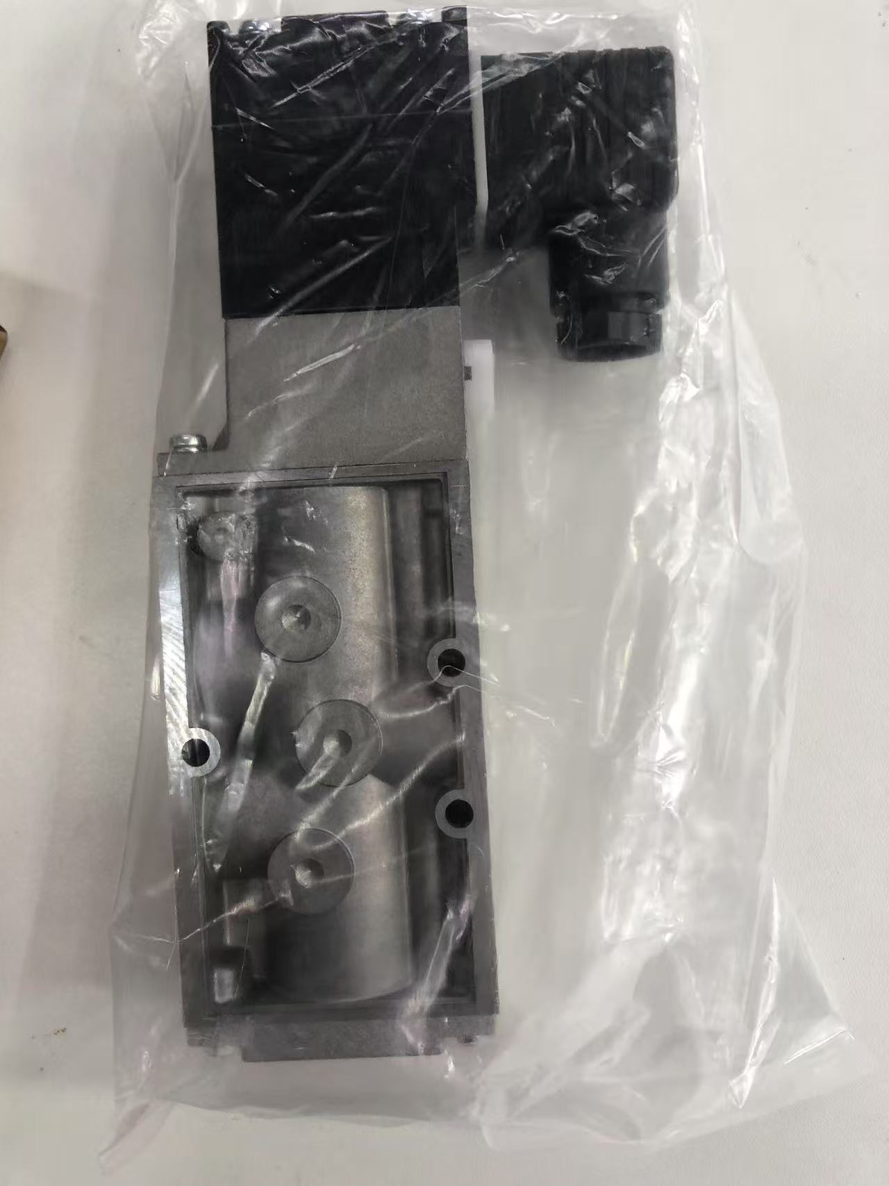 湖南中村新到货一批CKD喜开理电磁阀4F310-10