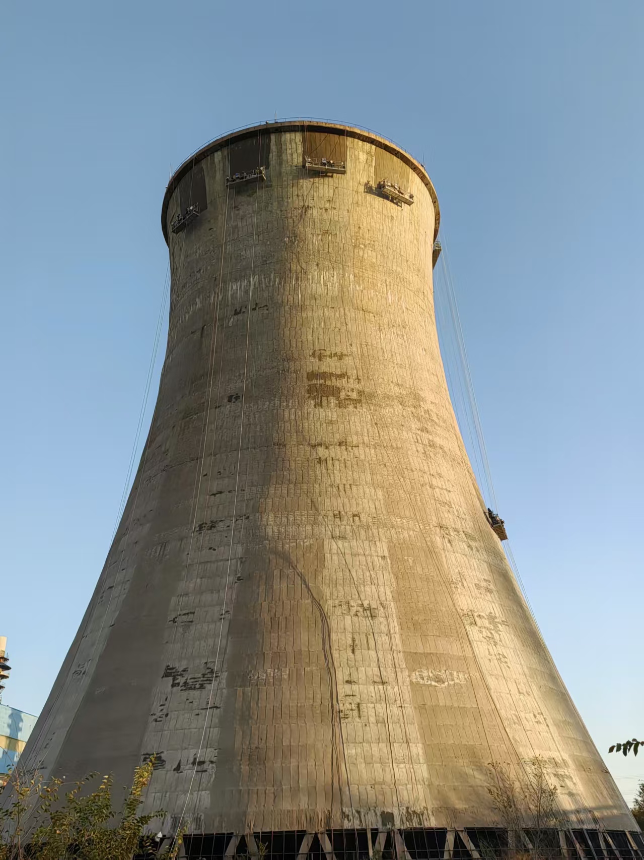 匠心防腐繪美景 宏順鑄就包頭冷卻塔外防腐施工