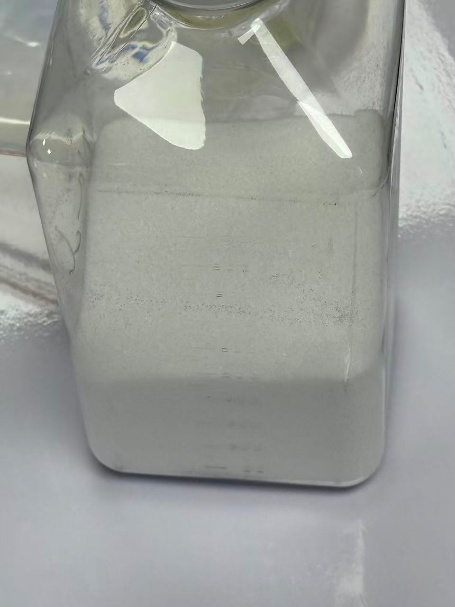 桌子上有杯子AI 生成的內(nèi)容可能不正確。